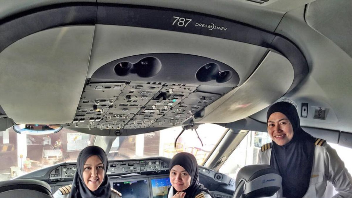 La comandante Sharifah Czarena (izquierda), junto a las oficiales Nadiah (centro) y Sariana, antes de despegar hacia Arabia Saudí.-INSTAGRAM / BRUNEI AIRLINES