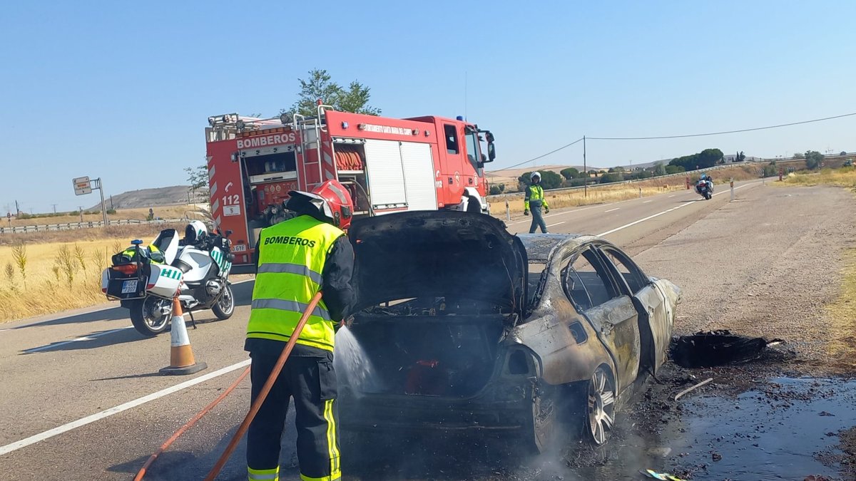 Los Bomberos sofocan el fuego. BOMBEROS DE SANTA MARÍA DEL CAMPO