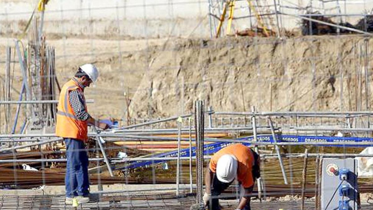 Dos trabajadores en plena labor en una obra, en una imagen de archivo.-EL MUNDO
