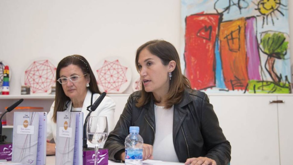 La directora del Área Social, Rosa Pérez, y la técnico del área de Actividad Social y Cultural, Beatriz Rodríguez.-ECB