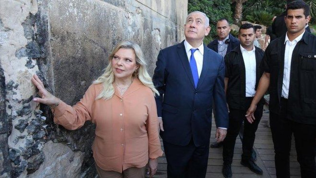 Netanyahu y su esposa en el exterior de la Tumba de los patriarcas.-EMIL SALMAN / AFP