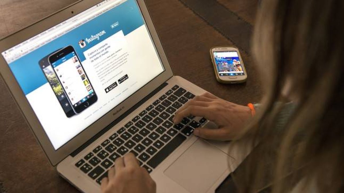 Una joven entrando en su perfil de 'Instagram'.-FERRAN SENDRA
