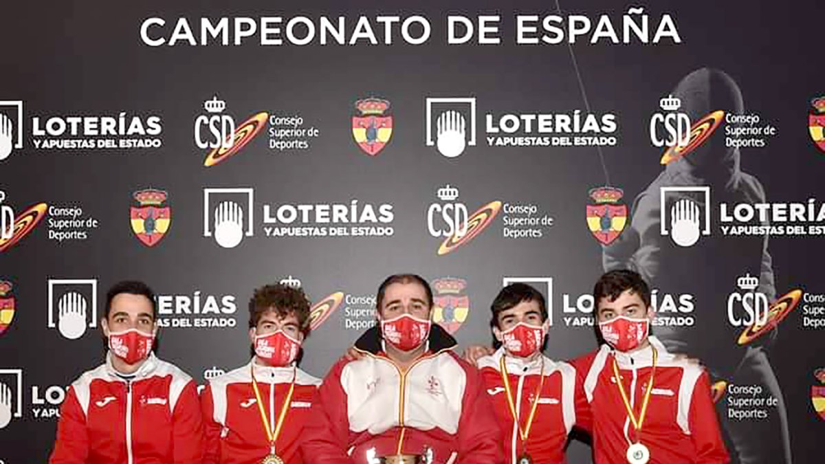 Los componentes del equipo junior del Saesbu posan con sus trofeos. ECB