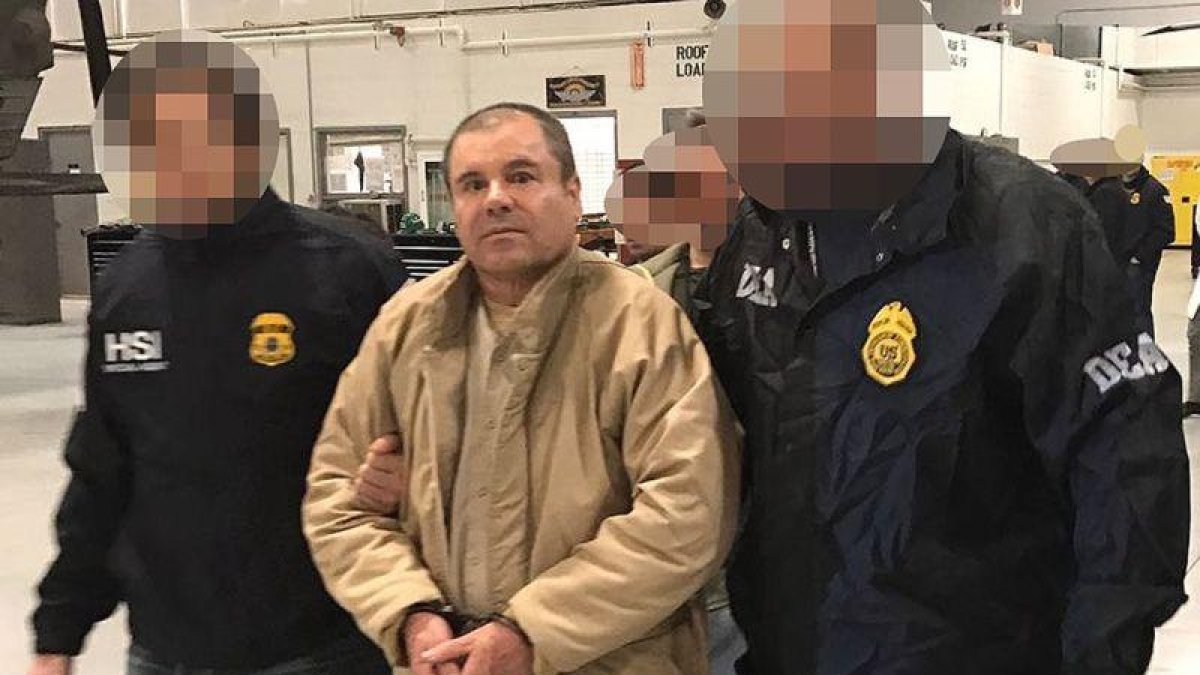 El Chapo Guzmán custodiado por dos policías en Nueva York.-INTERIOR MINISTRY OF MEXICO