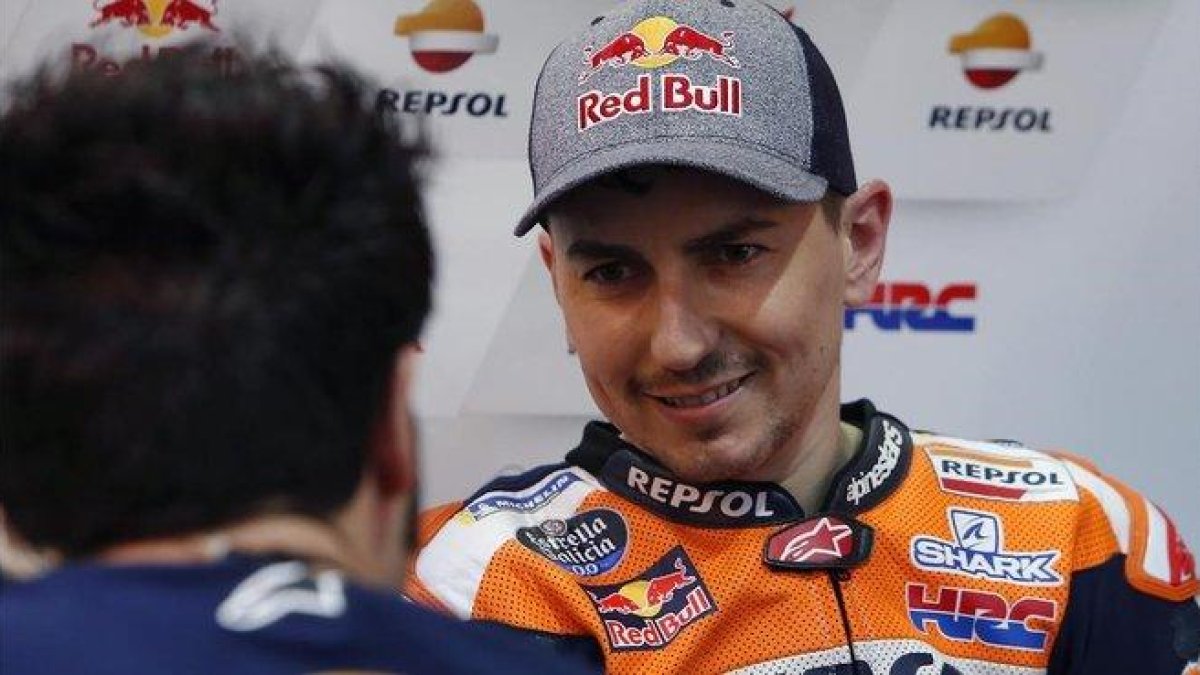 Jorge Lorenzo charla con uno de los técnicos del equipo Repsol Honda.-REPSOL MEDIA / JAIME OLIVARES