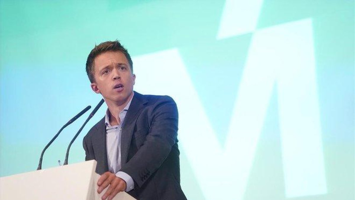 Iñigo Errejón con el logo de Más País.-JOSÉ LUIS ROCA