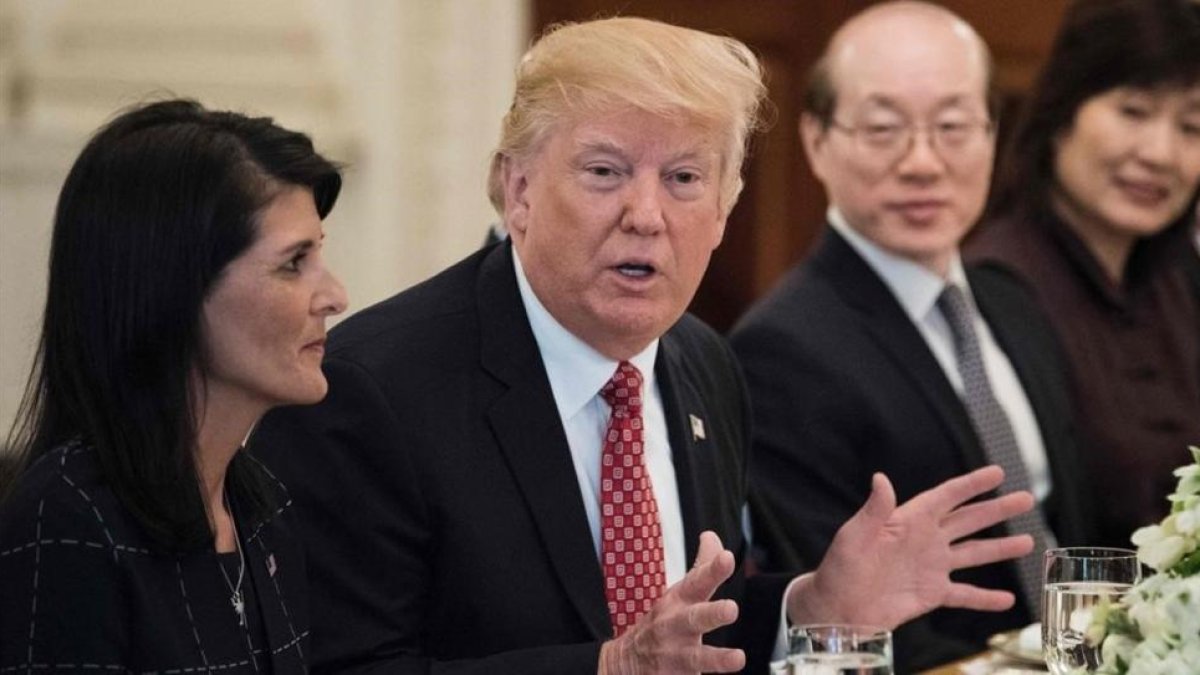 Trump (centro), junto a la embajadora de EEUU en la ONU, Nikki Haley, y su homólogo chino, Liu Jieyi, en una comida de trabajo, en la Casa Blanca, el 24 de abril.-AFP / BRENDAN SMIALOWSKI