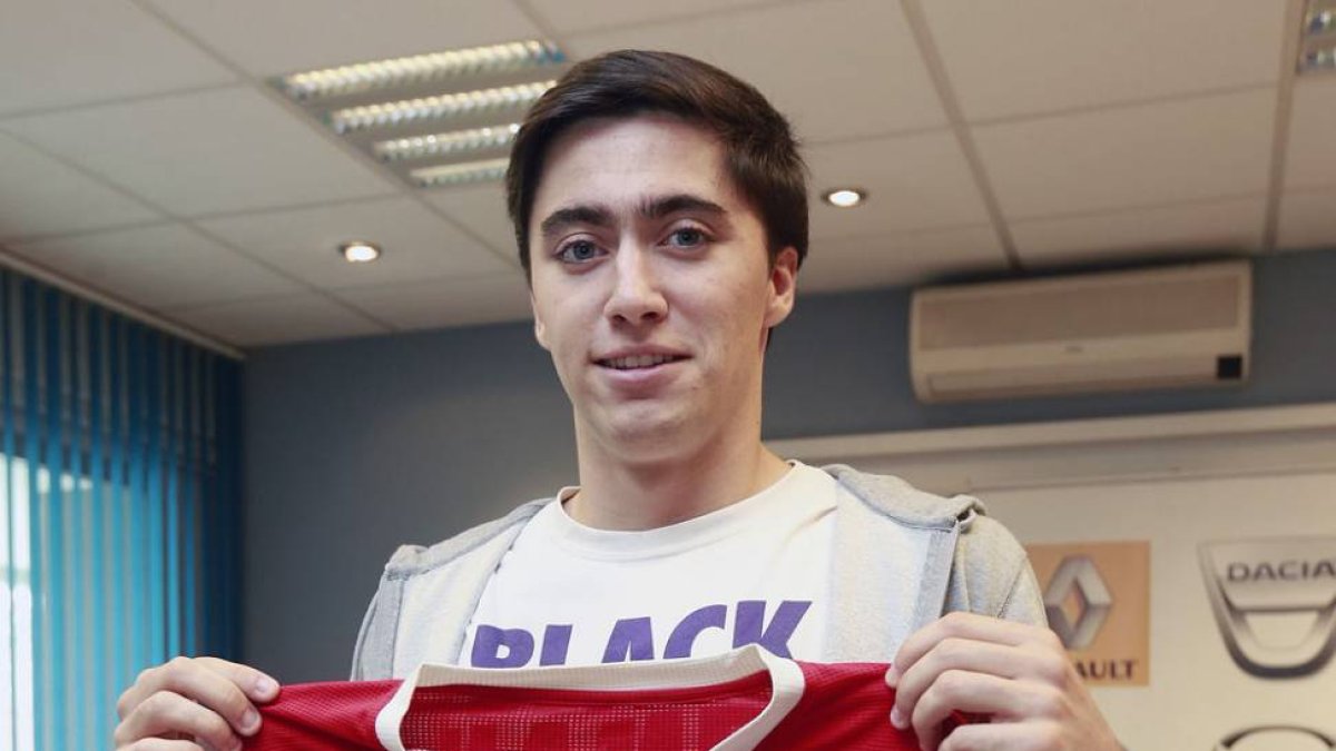 Aitor Alberdi posa con la camiseta del Basket Burgos-Raúl G. Ochoa