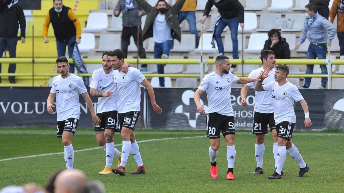 Los jugadores del Burgos celebran el gol de Juanma frente a la Cultural. TOMÁS ALONSO