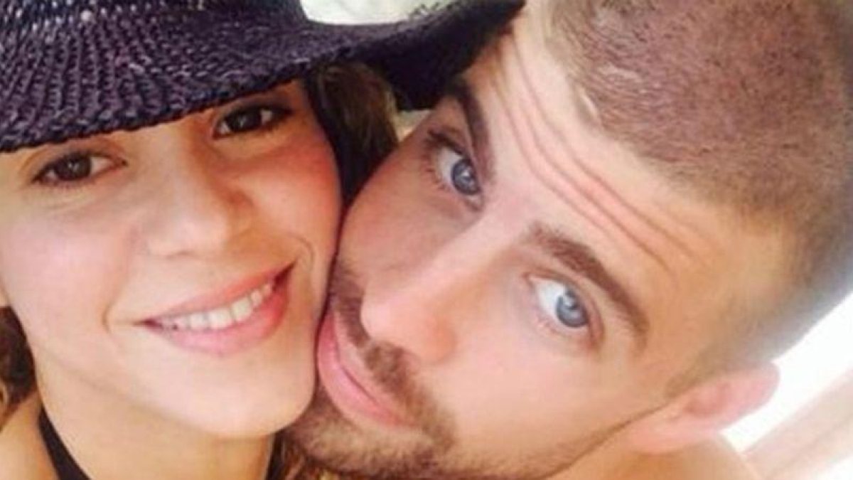 Shakira y Piqué en una de sus fotos compartidas en redes sociales.-