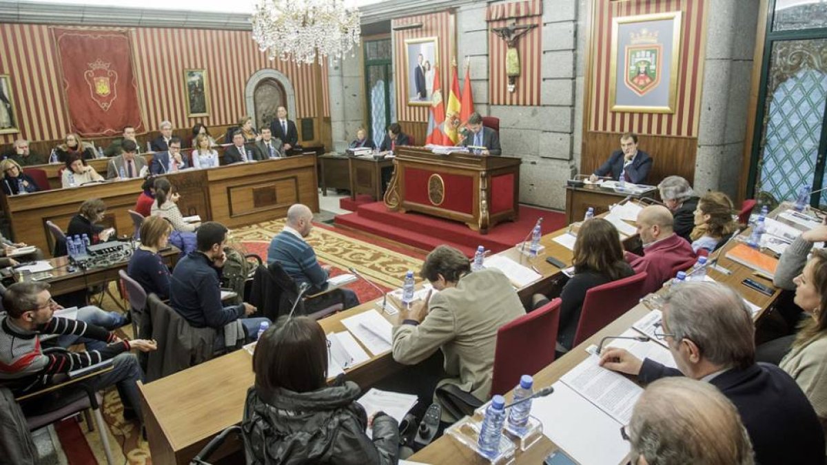 Un momento de la sesión del Pleno celebrado ayer para aprobar las cuentas para 2015.-SANTI OTERO