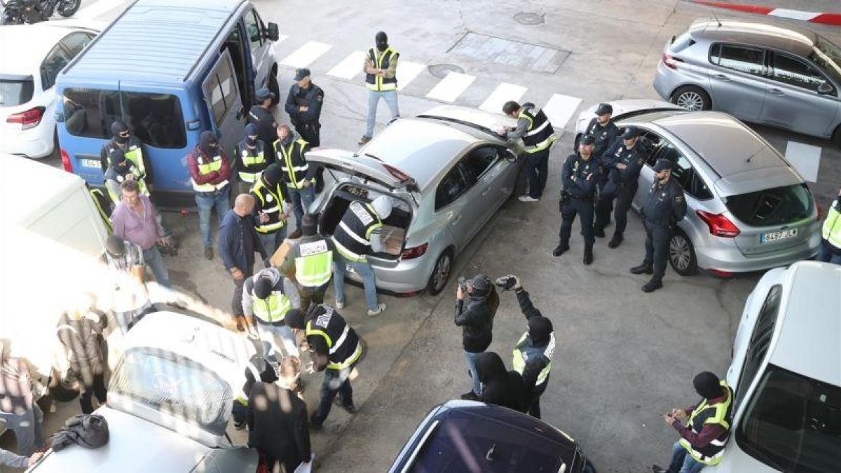 La Policía Nacional impide a los Mossos quemar documentos en la incineradora de Sant Adrià, el 26 de octubre del 2017.-RICARD FADRIQUE