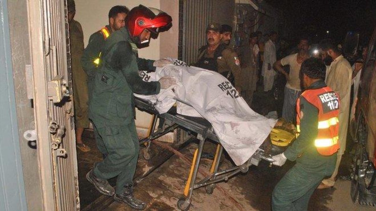 Servicios de emergencia retiran el cadáver de una víctima.-FAISAL KAREEM (EFE)