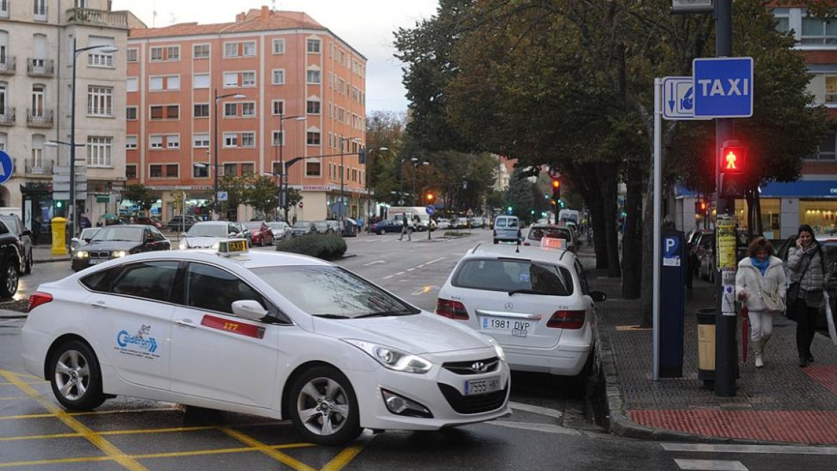 Un taxi encara el cruce desde la avenida del Cid al pasaje de Radio Popular.-SANTI OTERO