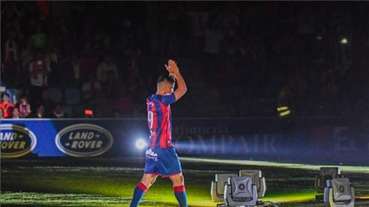 Cucho, el día de la fiesta del ascenso de la SD Huesca-ÁLVARO SÁNCHEZ