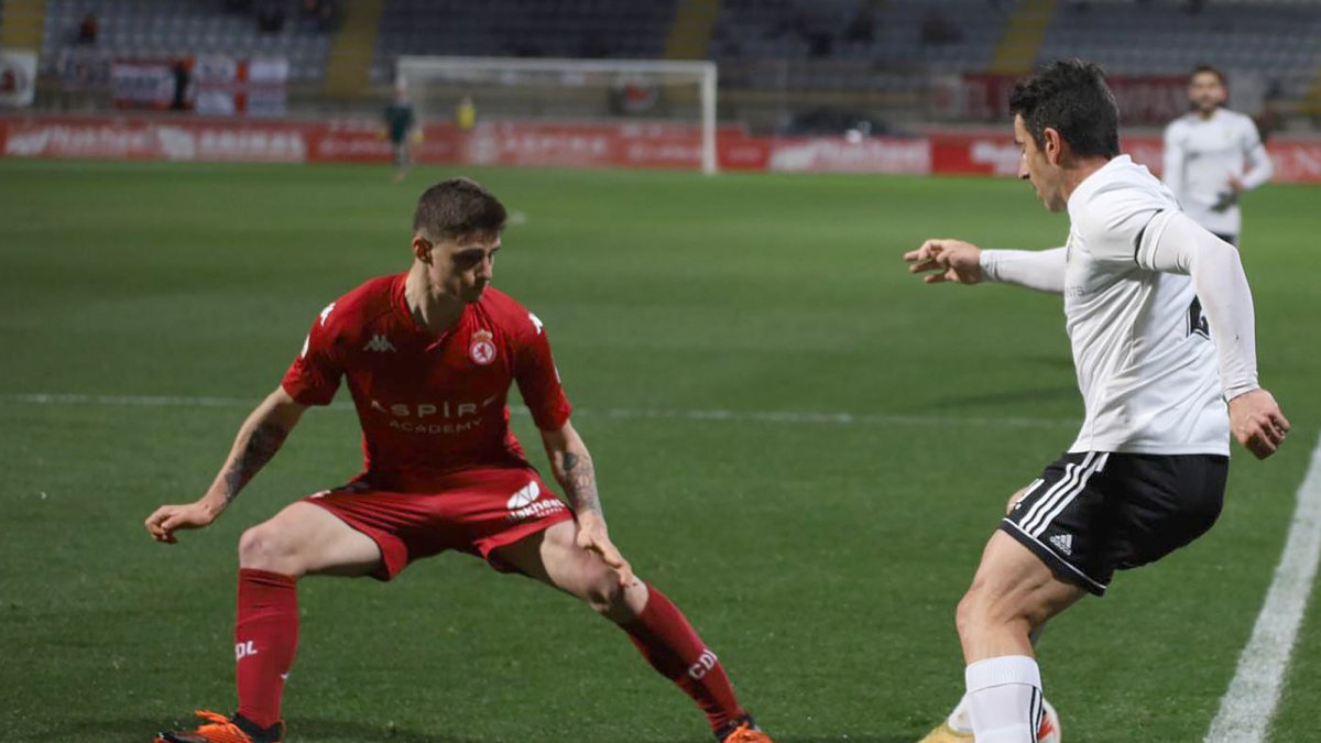 Saúl Berjón volvió a ser uno de los grandes referentes ofensivos del Burgos CF en el Reino de León -dio la asistencia del gol a Undabarrena-. BURGOS CF