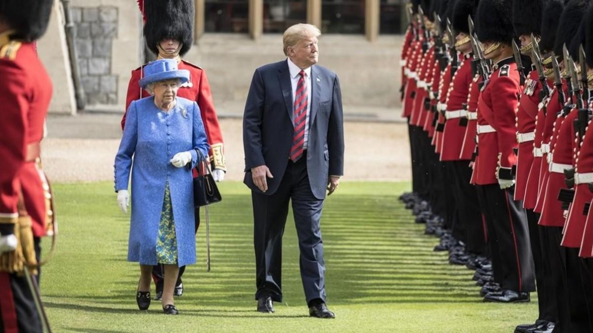 Donald Trump y la reina Isabel II en su paseo frente a la Guardia de Honor. /-WPA POOL
