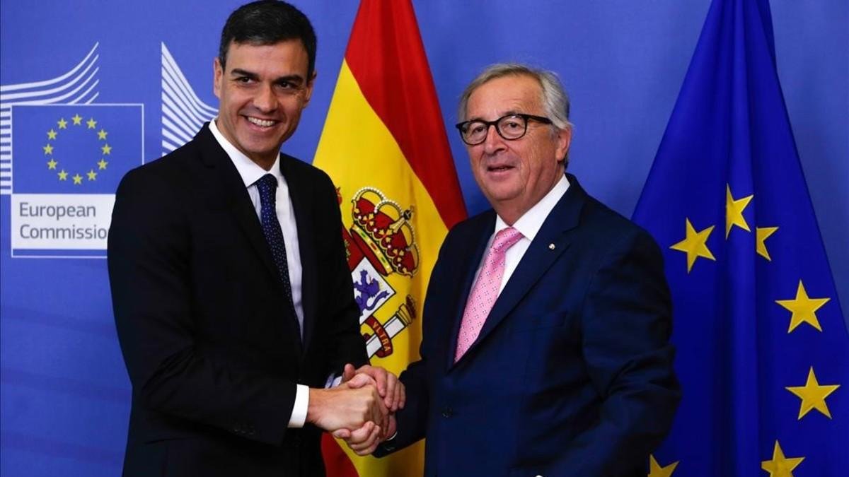 Pedro Sánchez y Jean-Claude Juncker, en un encuentro en junio del 2018. /-ARIS OIKONOMOU (AFP)
