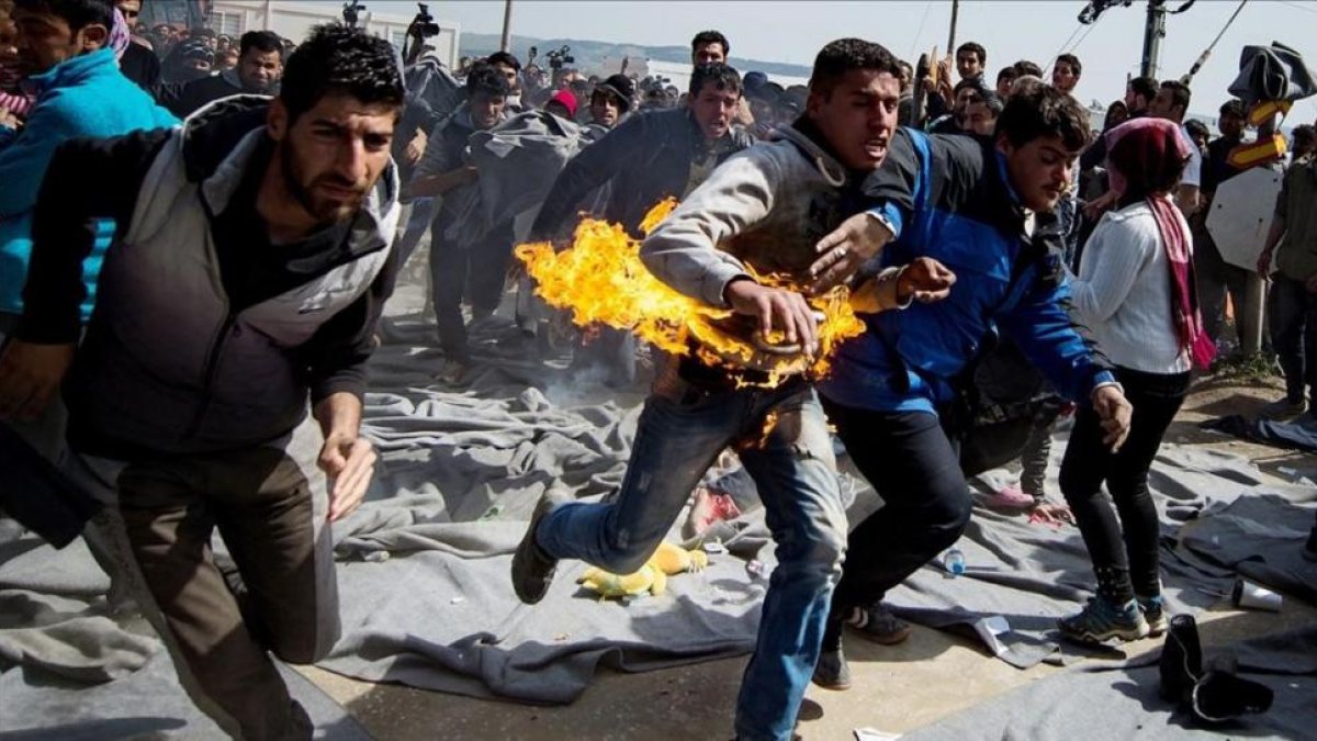 Un refugiado Sirio se quema a lo bonzo en protesta por el cierre de las fronteras en el campamento de Idomeni (Grecia).-ANDREJ ISAKOVIC