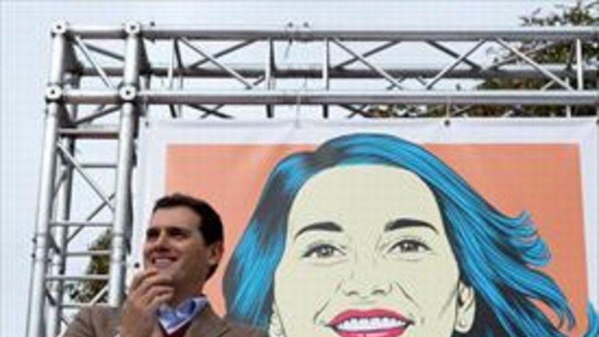Albert Rivera, ayer en Tarragona, junto a un cartel de Inés Arrimadas.-EFE / ENRIC FONTCUBERTA