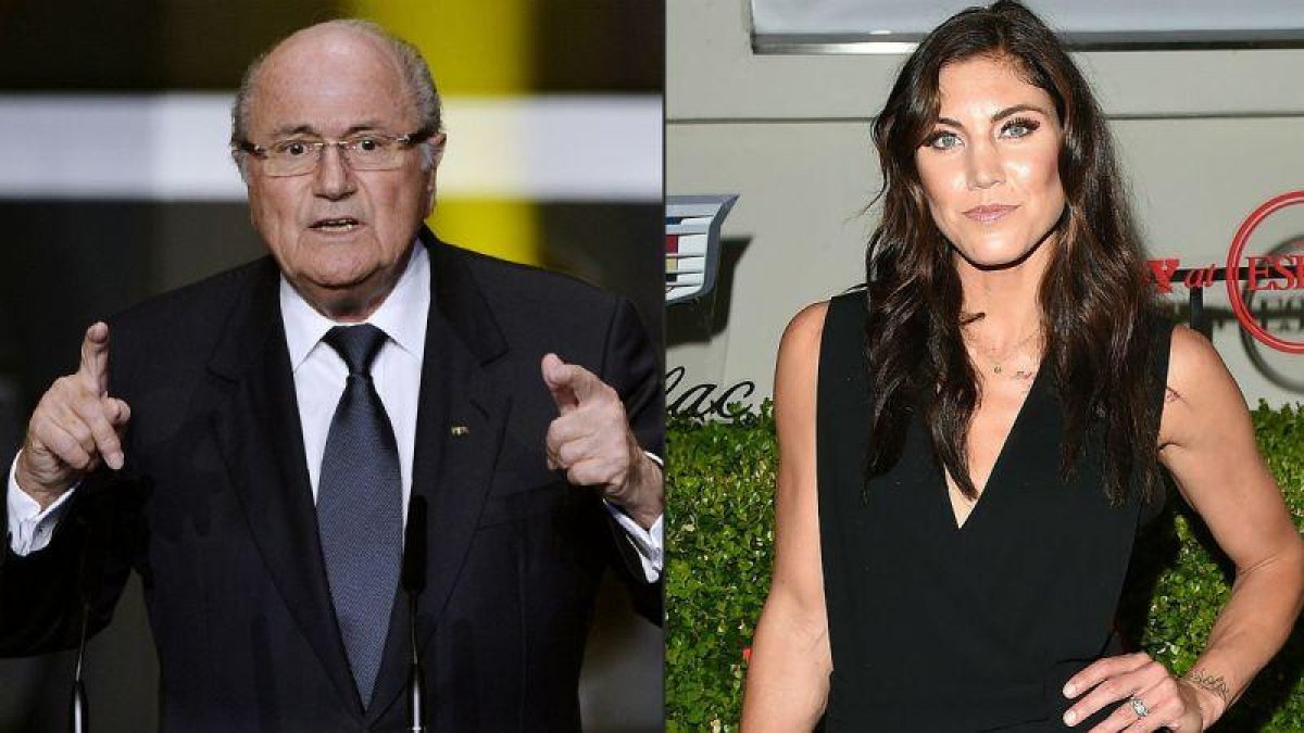 Joseph Blatter, expresidente de la FIFA, y la futbolista Hope Solo.-AFP