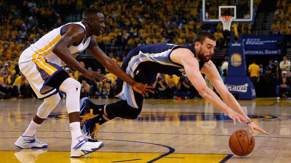 Marc Gasol y Draymond Green luchan por un balón en el partido que ha enfrentado a los Grizzlies y los Warriors en Oakland.-Foto: AFP / EZRA SHAW