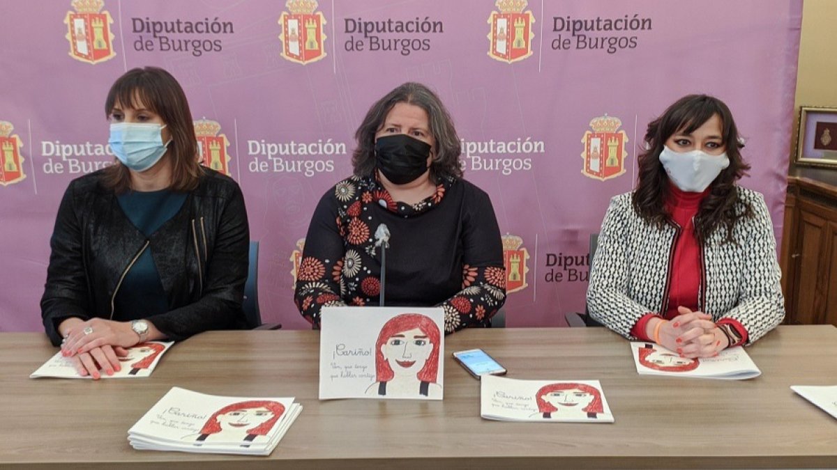 María Guimarey (centro), junto a Laura Puente y Gemma Villarroel, presenta '¡Cariño! Ven, que tengo que hablar contigo'. SANTI OTERO