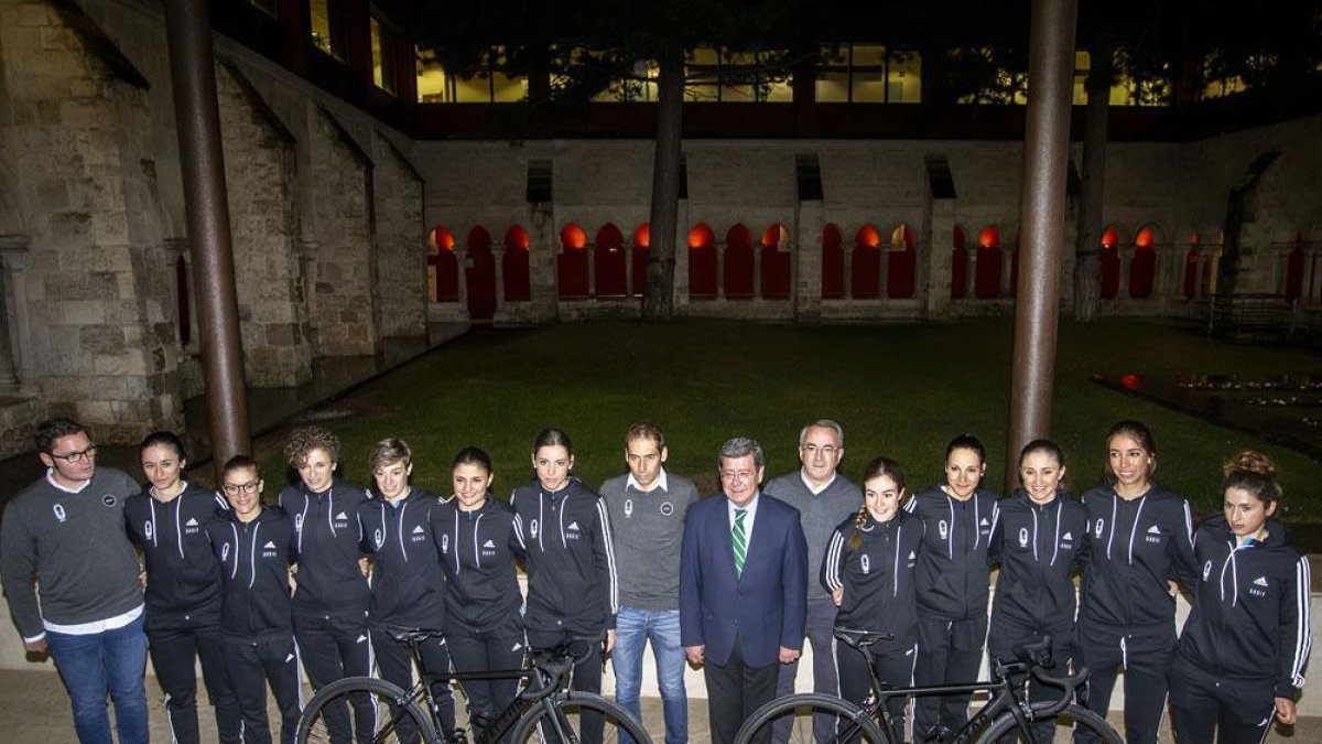 El equipo Casa Dorada Cronos se presentó ayer en el Monasterio de San Agustín-SANTI OTERO