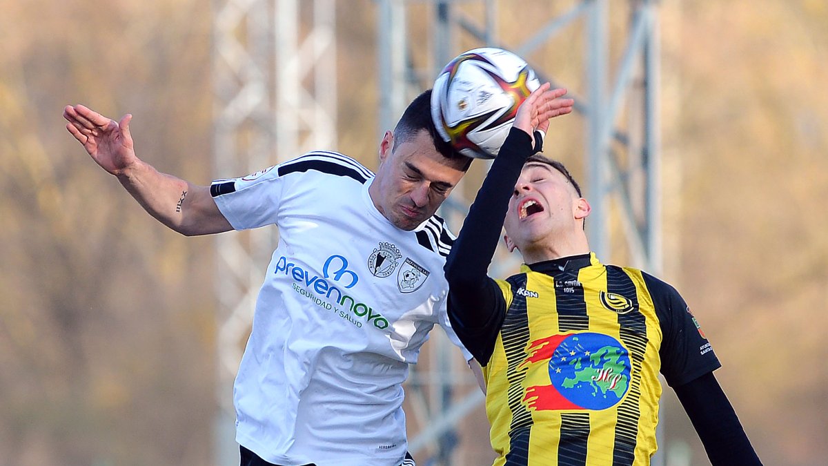 Nacho Heras salta con un contrario. TOMÁS ALONSO
