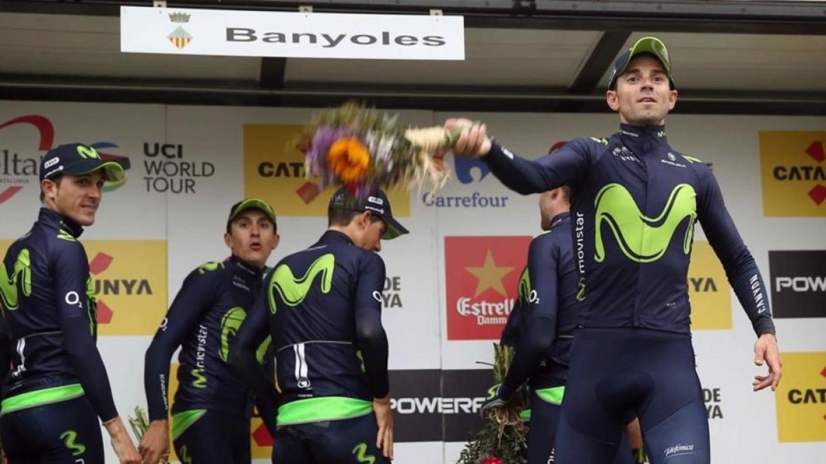El equipo Movistar celebra la victoria en la segunda etapa de la Volta.-TONI ALBIR