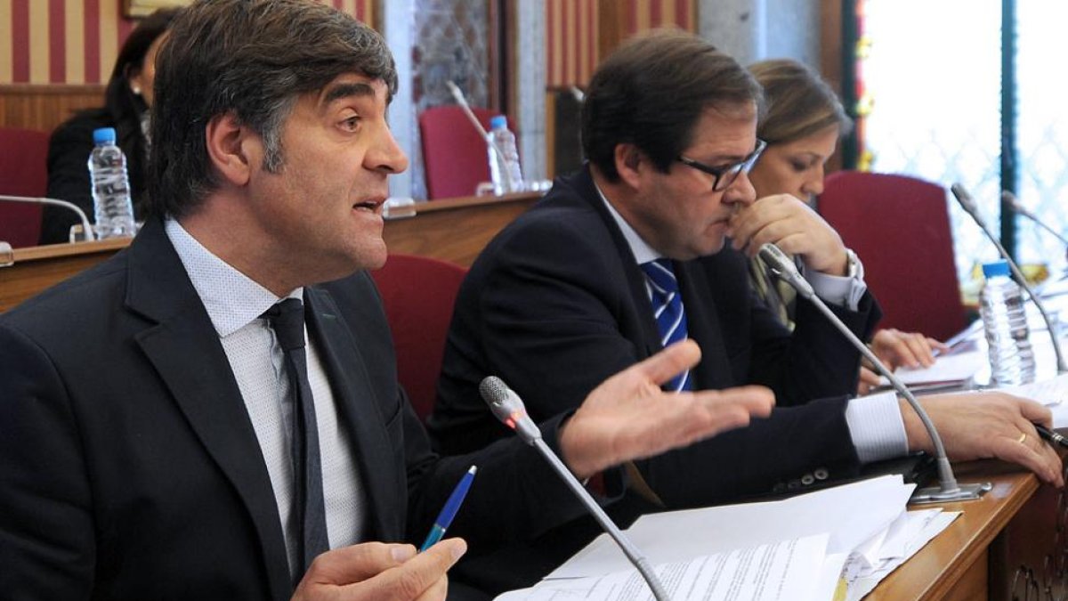 El concejal Fernando Gómez en su comparecencia ante la comisión de investigación.-ISRAEL L. MURILLO
