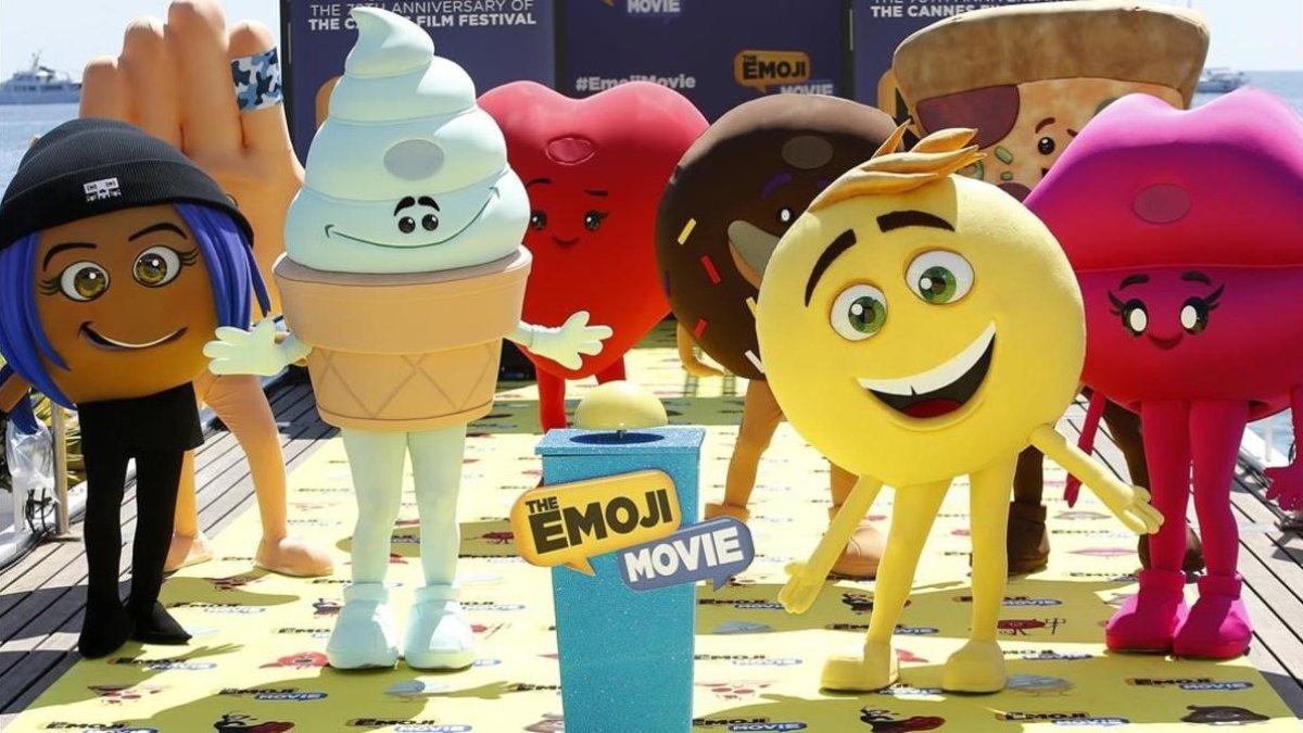 Emojis posan en el festival de Cannes en mayo del 2017-SEBASTIEN NOGIER / EFE