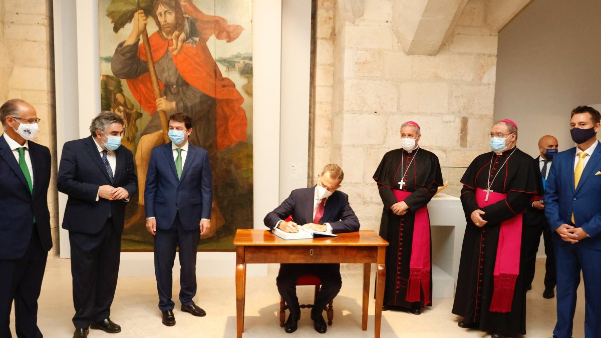 El Rey firmó en el libro de honor de la Catedral de Burgos. CASA REAL