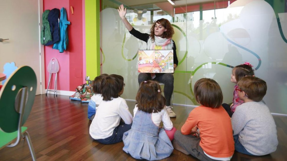 Varios alumnos escuchan a su profesora en una de las aulas de Kids&Us.-RAÚL G. OCHOA