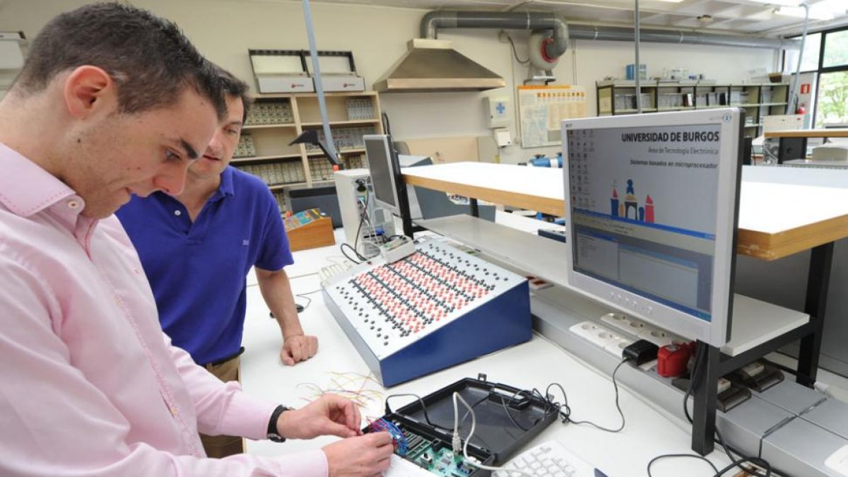 Estudiante y profesor, en uno de los laboratorios de la Politécnica de Río Vena.-ISRAEL L. MURILLO