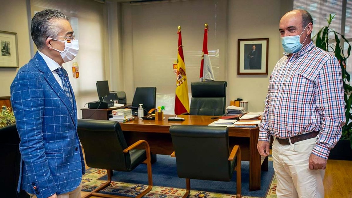 El delegado de la Junta se entrevista con el alcalde de Gumiel de Izán. ECB