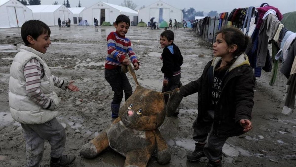 Unos niños juegan en un campo para refugiados en Grecia.-ALEXANDROS AVRAMIDIS