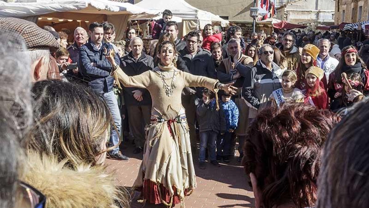 Espectáculos de danza y circo amenizaban los el ambiente de un mercado que cumple su décimo aniversario.-SANTI OTERO