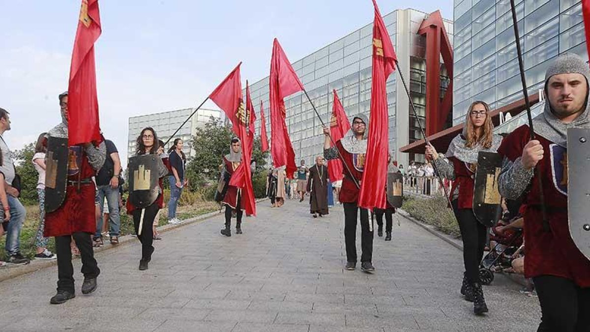 El pasacalles partió del Museo de la Evolución Humana y recorrió las calles del centro de la capital burgalesa pregonando la batalla.-RAÚL OCHOA