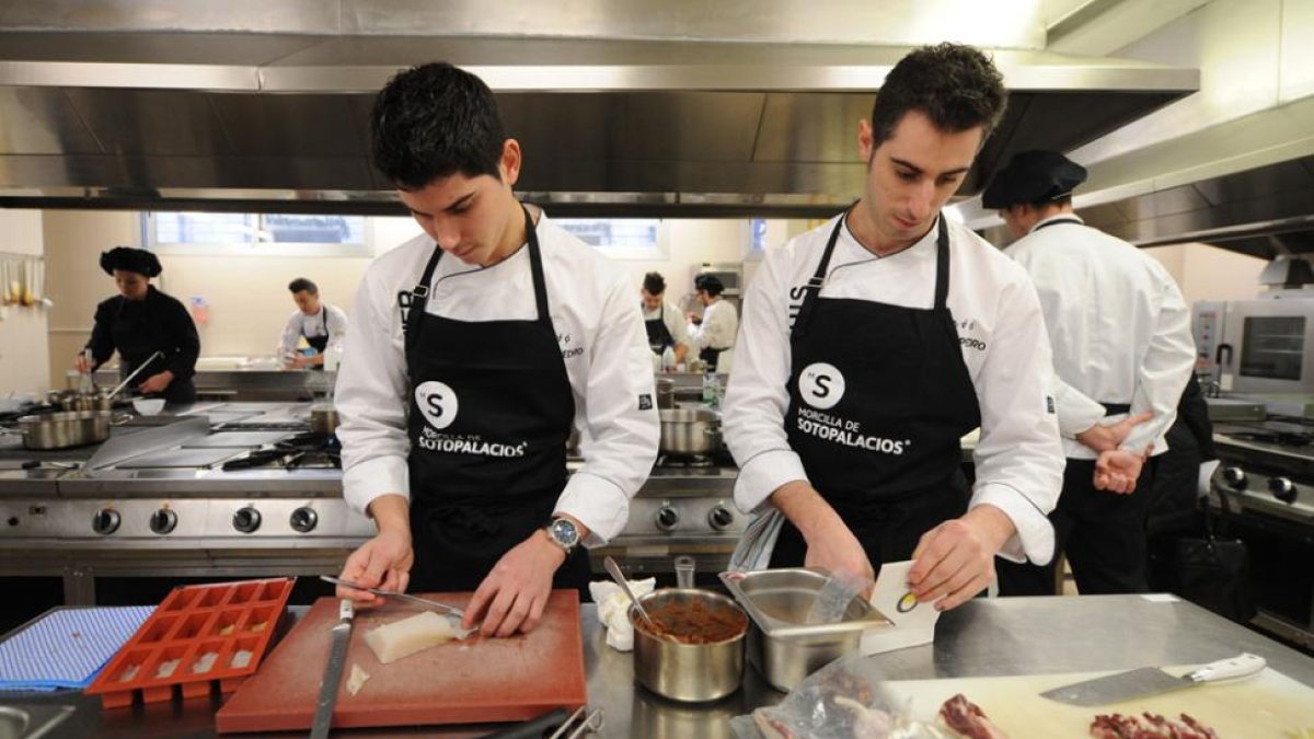 Los ganadores, ‘con las manos en la masa’ durante la elaboración del plato que resultó ganador.-I. L.M.