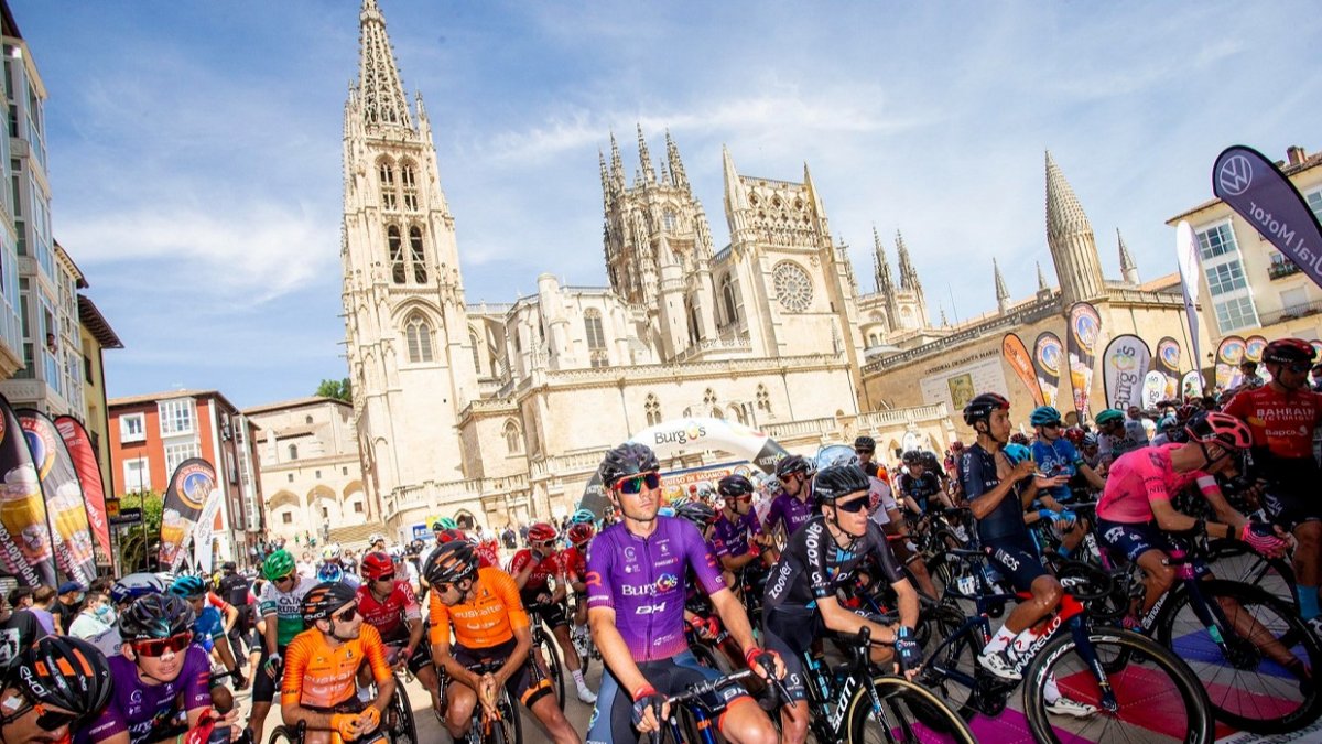 El pelotón espera la salida a los pies de la Catedral en la reciente Vuelta a Burgos. SANTI OTERO