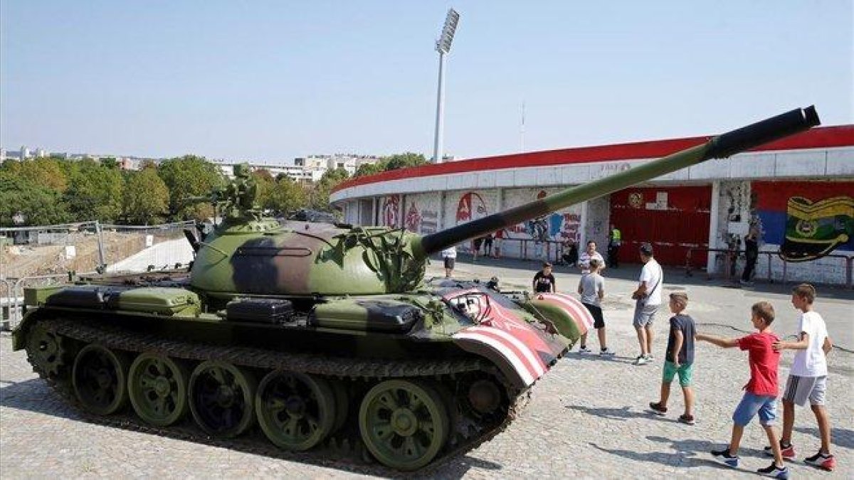 El tanque instalado a las puertas del estadio del Estrella Roja de Belgrado (Serbia).-EFE / ANDREJ CUKIC