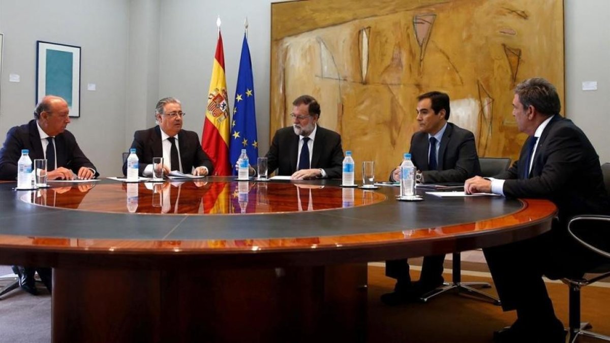 El ministro Juan Ignacio Zoido reunido con el presidente del Gobierno, Mariano Rajoy, para informarle de la decisión de la mesa de evaluación.-EFE MONCLOA