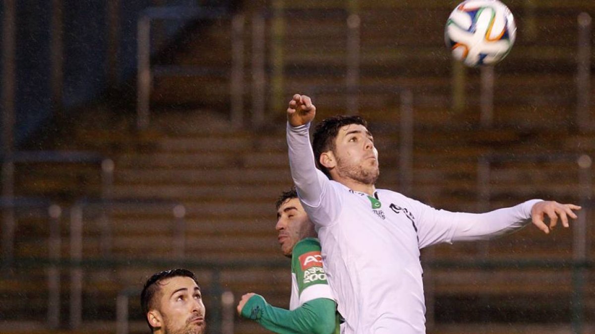 Cristian lucha por un balón aéreo en el choque ante el Astorga.-Santi Otero