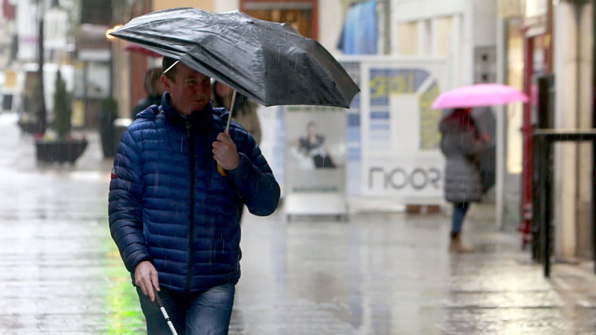 Una persona invidente pasea por Burgos antes de la pandemia. RAÚL G. OCHOA