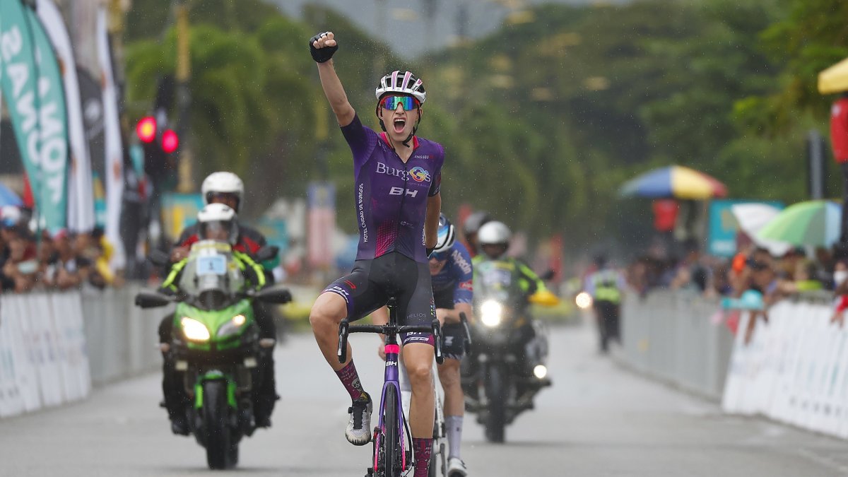 Alex Molenaar (Burgos BH) celebra su triunfo en Langkawi