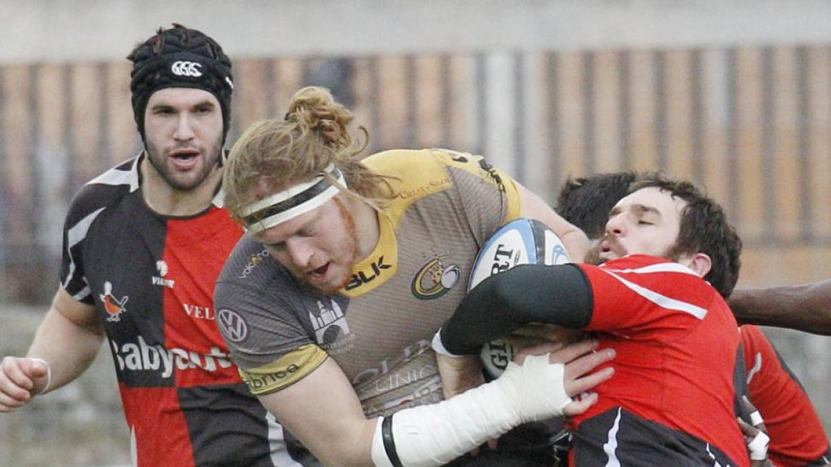 Snyman avanza con potencia en el choque frente a Zarautz-Santi Otero