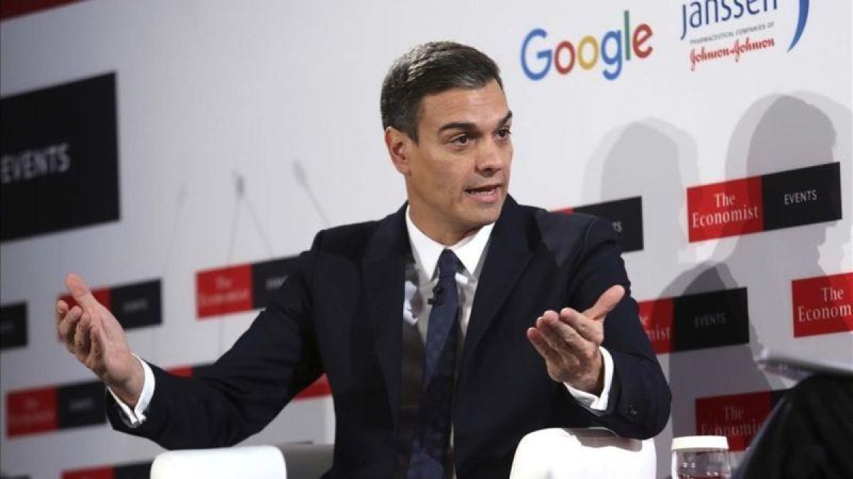 El president del Gobierno, Pedro Sánchez, en un desayuno informativo de The Economist, en Madrid.-DAVID CASTRO