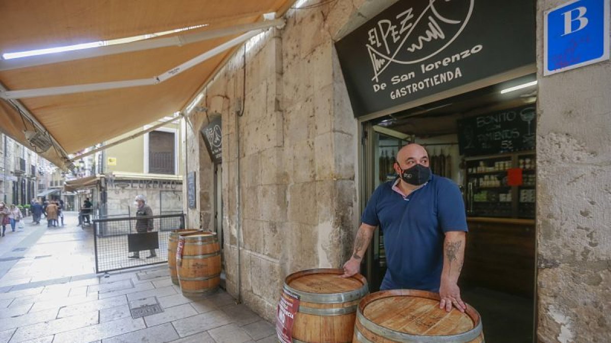 Los bares abrieron sus puertas sin público y colocaron carteles. RAÚL OCHOA