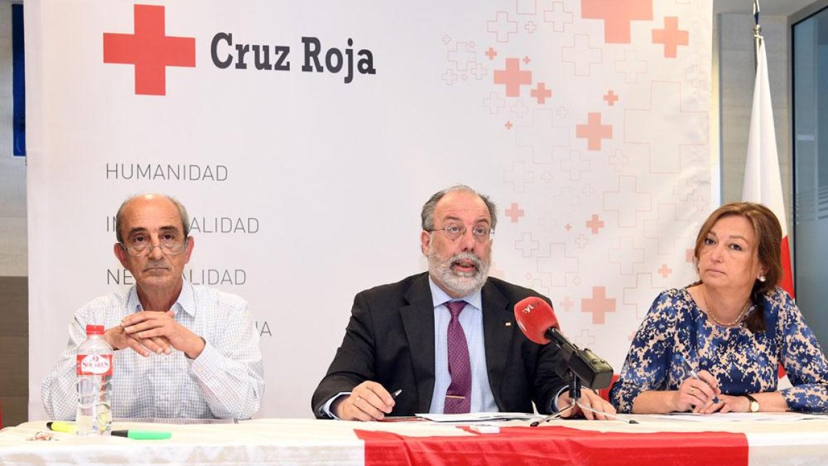 A la izquierda Ignacio Angulo, acompañado de Arturo Almansa y de la secretaria provincial de Cruz Roja, Concha Pérez.-SANTI OTERO